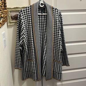 Investments Houndstooth Cardigan with pockets!!